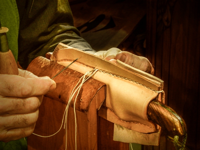 Fabrication d'un étui à couteau - Sellerie de randonnée Jérôme Brosseron