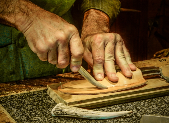 Moulage du cuir humide sur le couteau