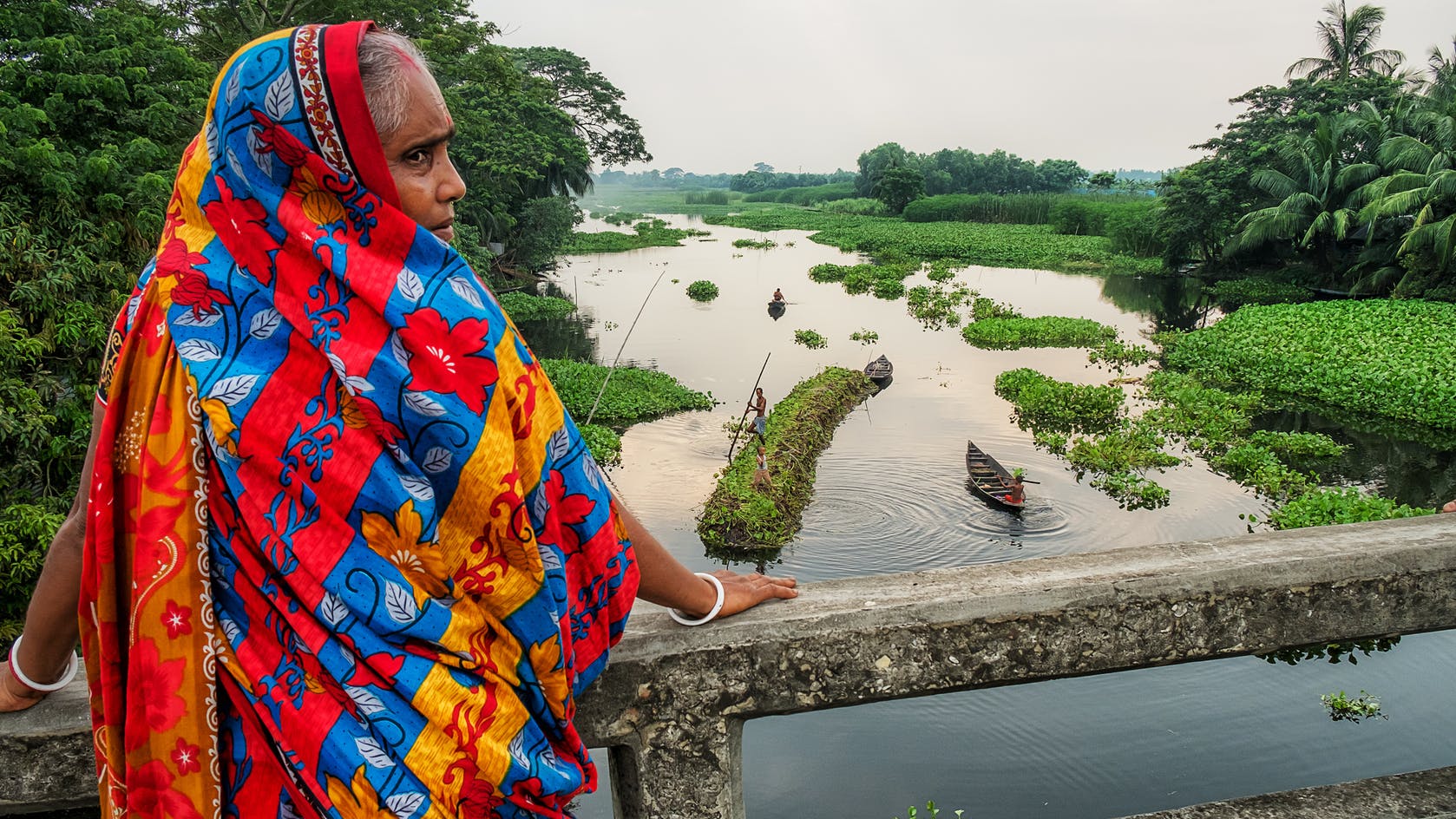 Seit jeher leben die Menschen in Bangladesch mit und vom Wasser (Bildquelle: https://krautreporter.de/2747-wie-die-bauern-bangladeschs-dem-steigenden-meeresspiegel-mit-einer-uralten-anbaumethode-begegnen)