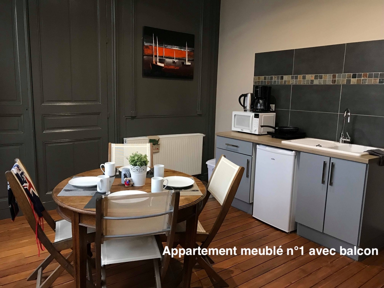 The nest - Appartement meublé avec balcon en centre ville d'Amiens avec services hoteliers, proche gare et cathédrale, calme et repos, confort avec plancher d'origine et tout équipé