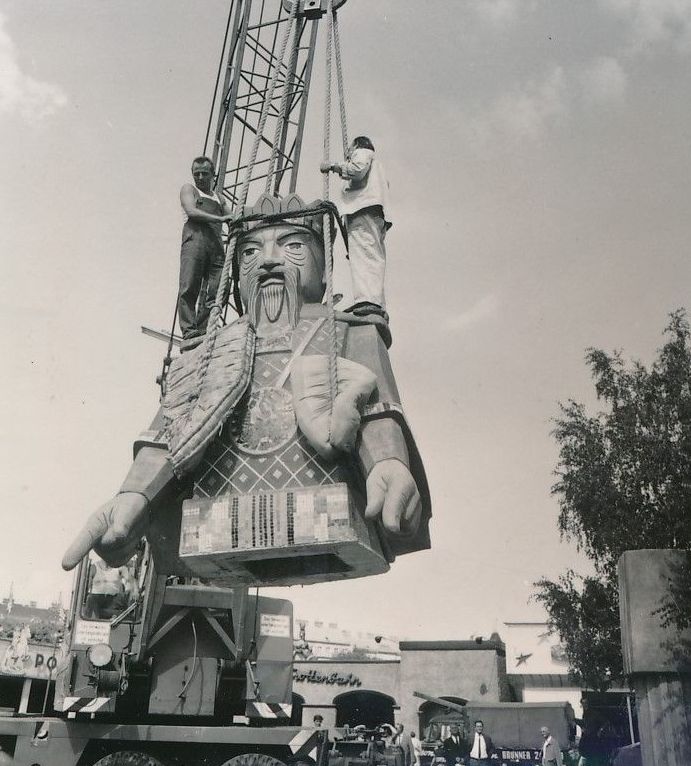 Aufstellung der neuen Calafati-Statue