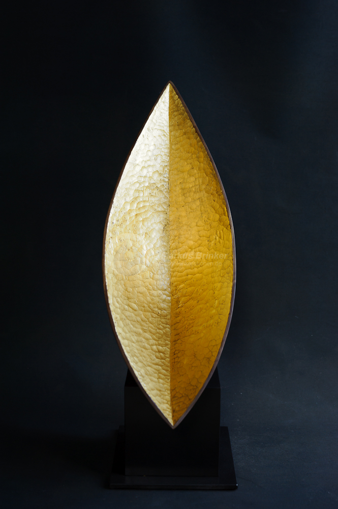 Lichtsaat, Walnussholz, 24 ct Blattgold, 62 x 40 x 21 cm auf Sockel