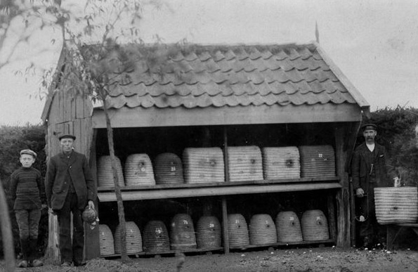 iemenschoer bij boerderij in Schoonebeek