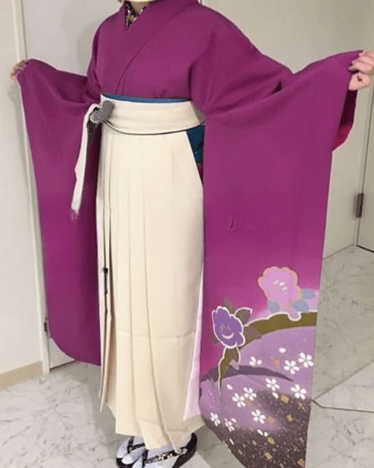 紫の着物に白袴を合わせた上品な卒業袴