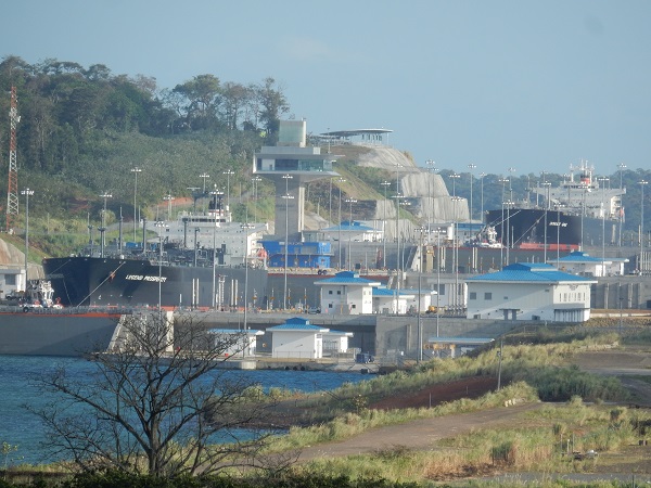 Vorbei an der neuen Schleuse für die grossen Containerschiffe