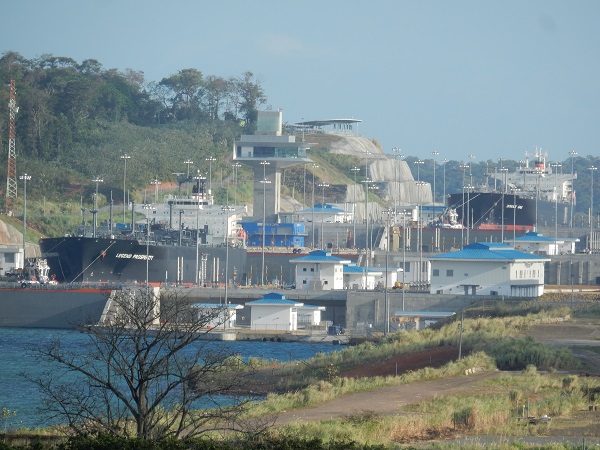 Vorbei an der neuen Schleuse für die grossen Containerschiffe