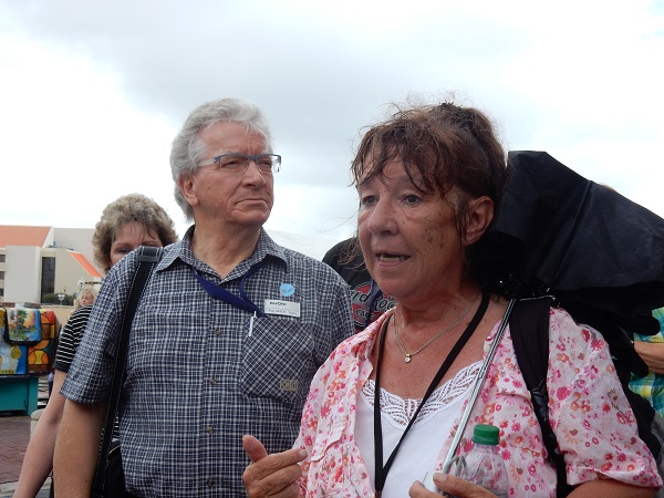 Unsere lokale Reiseleiterin Ursula erzählt uns viel Interessantes über die Insel