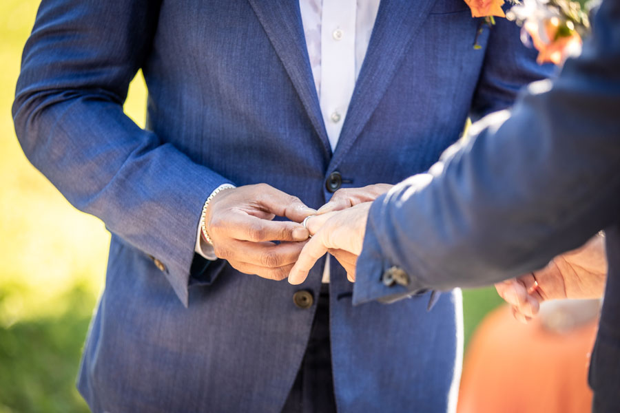 Cerimonia di matrimonio gay nel Giardino della Locanda Rosa Rosae