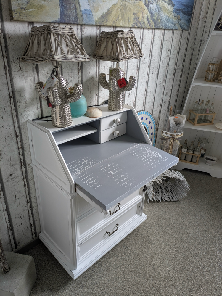 249 €, Breite 66 x Höhe 90 x Tiefe 39 cm, Höhe Schreibplatte: 69 cm