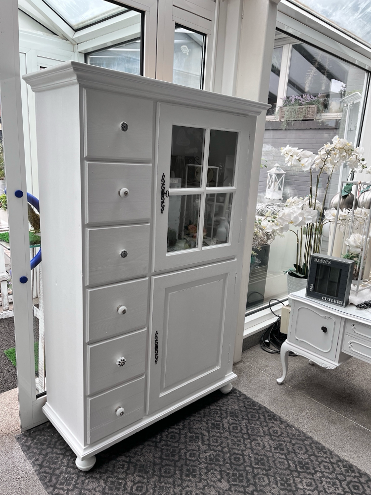 490 €, Breite 110 x Höhe 170 x Tiefe 45 cm