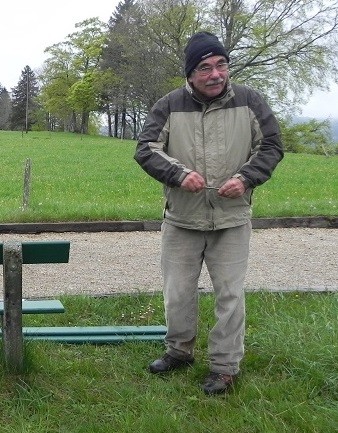 Corvée de printemps du 3 mai 2014, André aimait le montage et le démontage des bancs.