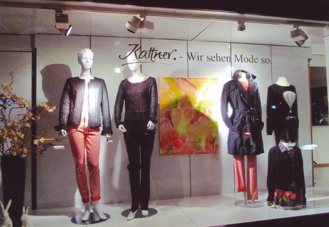 Visionelle Kunst im Schaufenster von Modehaus Kattner/Neunkirchen: "SUMMER FEELINGS" von Britta Sembowski