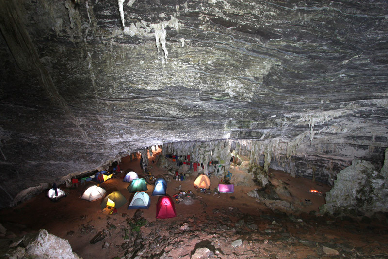 Camp dans la Cueva Martin Ph Michel