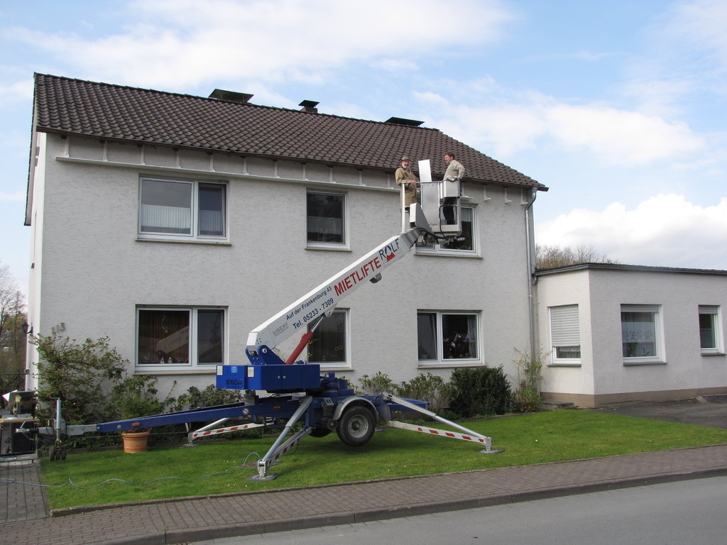 12 m lange Kotfangbretter wurden in Brakel mithilfe eines von der Dachdeckerei Rolf GmbH & Co.KG aus Steinheim bereitgestellten Hubsteigers montiert