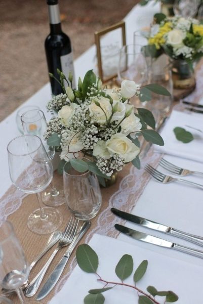 composition table d'honneur , fleurs blanches