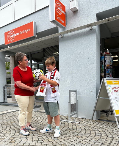 Weltladen Gerlingen versteigert von VfB-Profis signierten Fußball