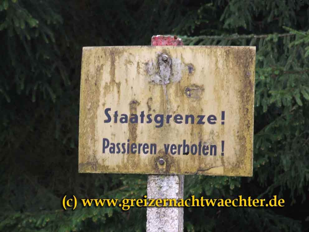 Altes DDR-Grenzschild, gesehen an der Tellerhäuserstraße im nahen Erzgebirge.