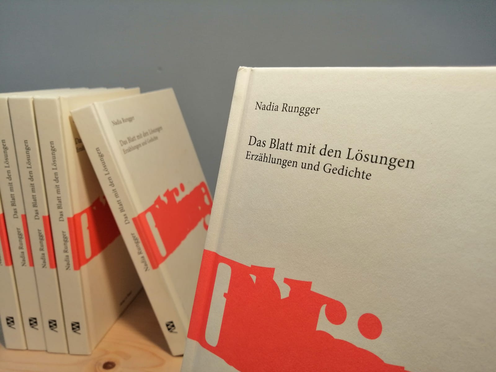 Nadia Rungger: Das Blatt mit den Lösungen. Erzählungen und Gedichte. 152 Seiten. Verlag A. Weger. Gebunden. 19,00 Euro. ISBN: 978-88-6563-271-0.