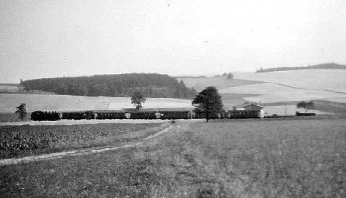 Eine Garnitur wie sie in den 50érn üblich war. Eine 86 zieht einen Zug mit 6 " Donnerbüchsen ". Unterwegs ist die Fuhre hier zwischen Neustadt und dem BÜ Langenwolmsdorf. 1958, Archiv: Dieter Wustmann