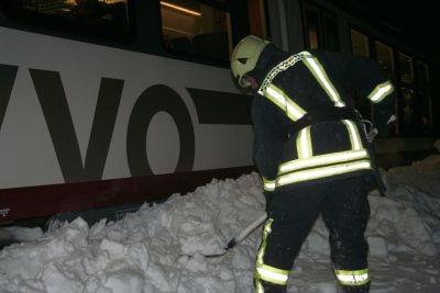 Die Kameraden der Freiwilligen Feuerwehr Neustadt und Polenz mussten sich zunächst einen Weg zu den Passagieren schaufeln - die Türen waren blockiert, 20.12.2010