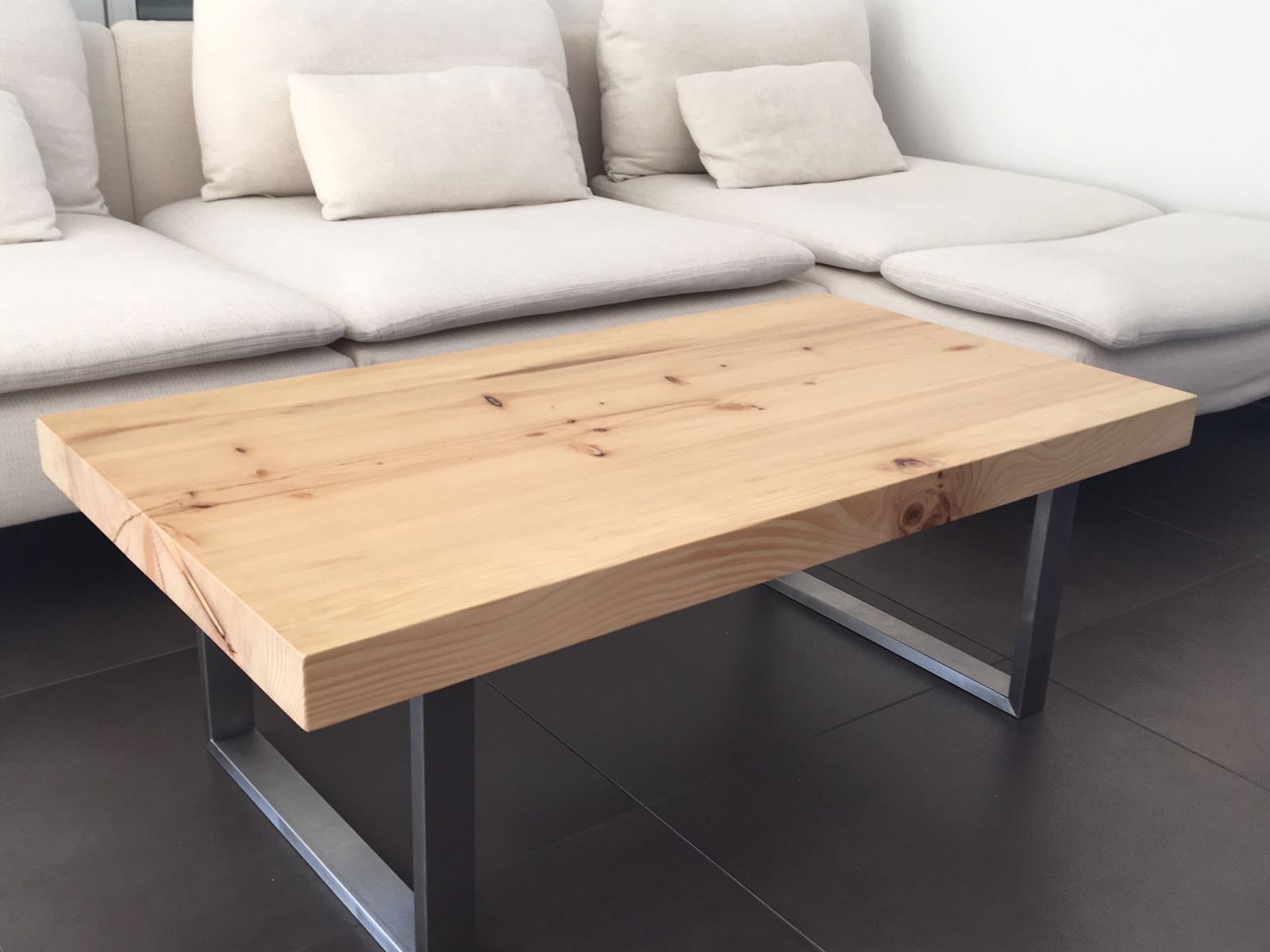 Couch-Tisch: massive Weißtannenplatte mit Edelstahlfüßen