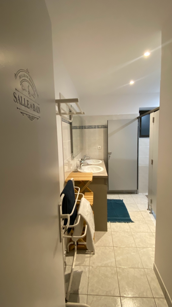 Gîte Un Pas Vers Soi - Livinhac Le Haut-  Salle de bains avec 2  vasques et 2 cabines douche