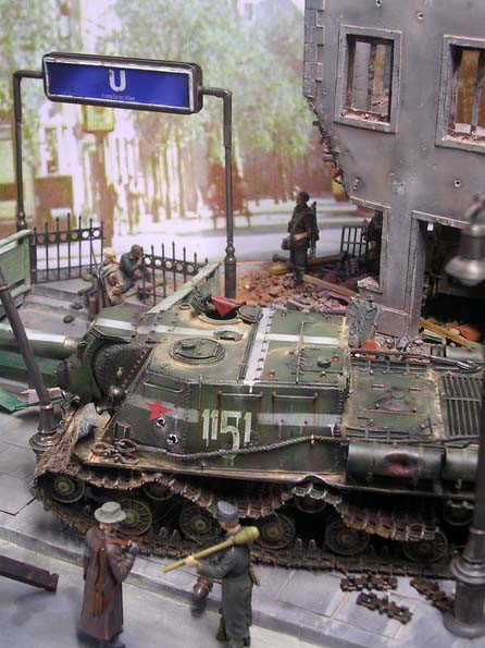 Die Größe des JSU-152 beherrscht die Straße.