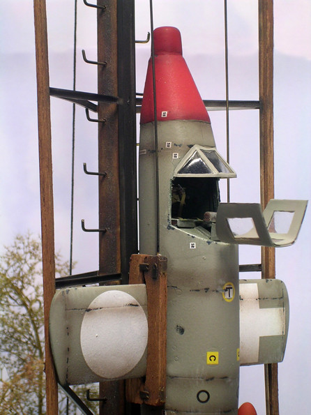 Hier ist noch die Kabinenhaube für den bemannten Flug eingebaut, die unbemannte Version liegt zum Einbau bereit. Sie verfügt über keine Sichtfenster.