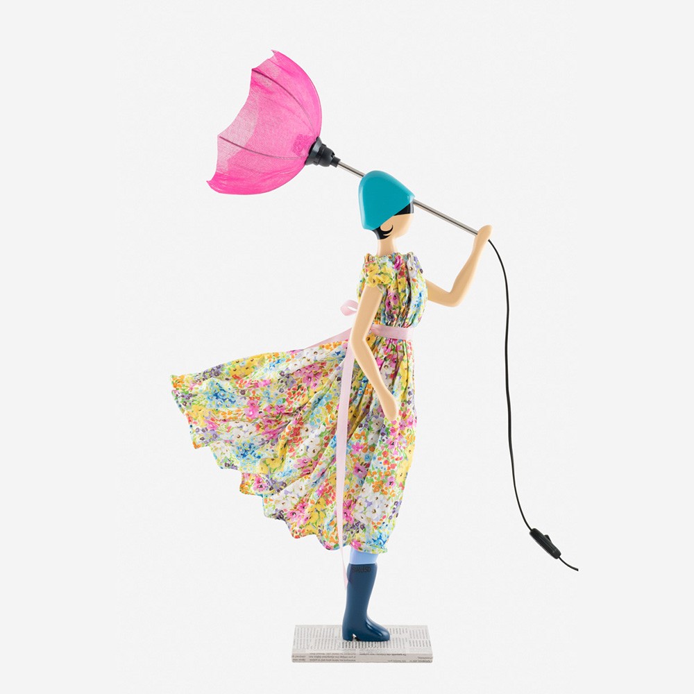 Skitso Stehlampe Mona mit minimalistischer Figur und ruhigem Design – handgemachte Lampe für entspannte Räume