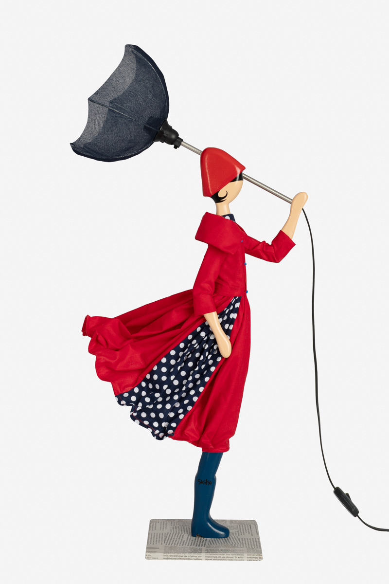Skitso Lampe Scarlet – Designer-Figurenlampe in rotem Mantel mit schwarzem Schirm, kunstvolle Lichtquelle und Dekoobjekt