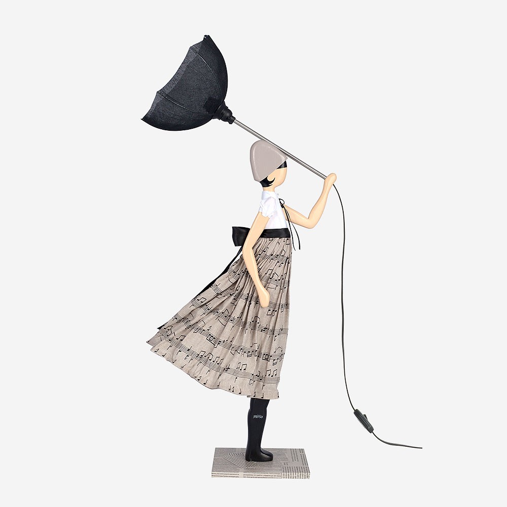 Skitso Lampe Nota – elegante Tischlampe mit zartem Stoffkleid und harmonischem Lampenschirm, handgefertigt in Europa.