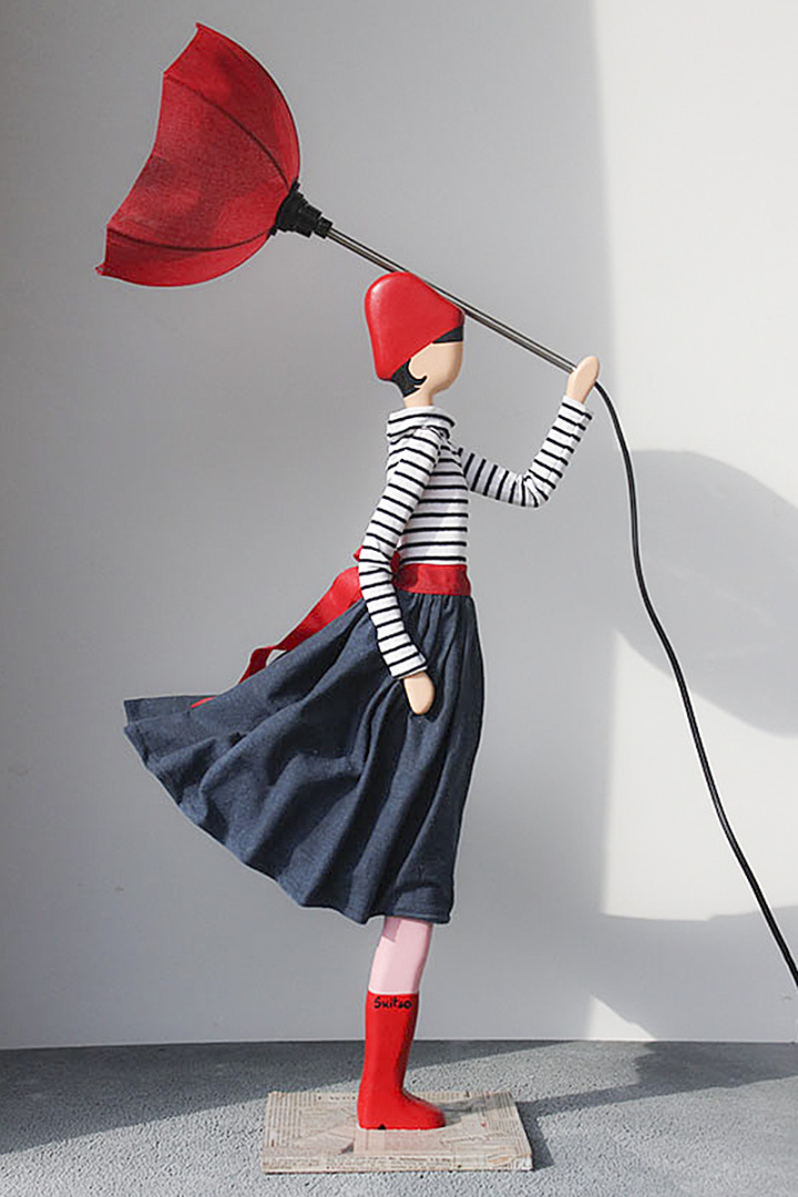 Skitso Lampe Nicoleta – handgefertigte Designer-Stehlampe in Mädchenfigur mit wehendem Stoffkleid und hochwertigem Lampenschirm.