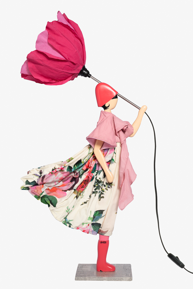 Skitso Lampe Ploumi – romantische Figurenlampe mit pastellfarbenem Kleid und sanftem Schirm.