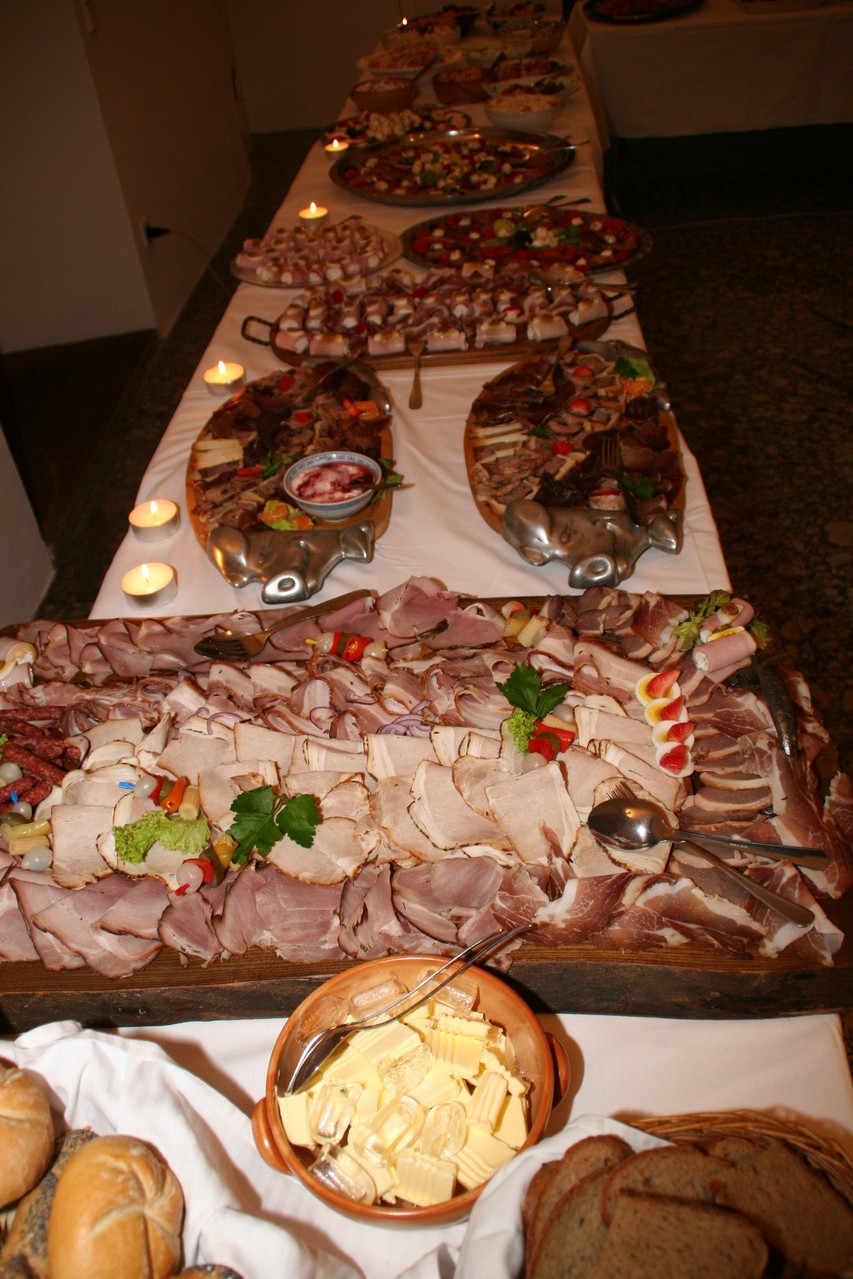 Schlachtplatte mit kaltem Schweinebraten und Geselchtem 