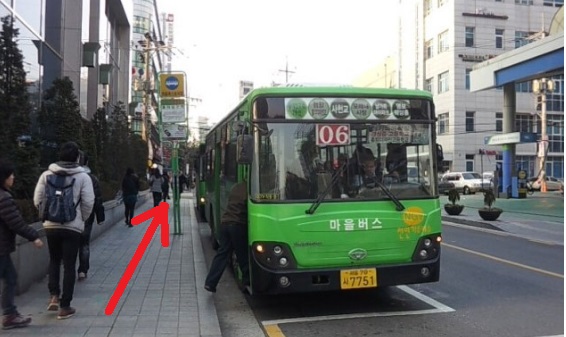 マウルバス乗り場があります。バスに乗らないで歩いて下さい。