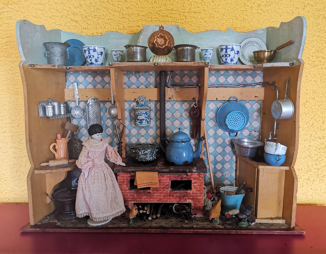 Antike Puppenküche