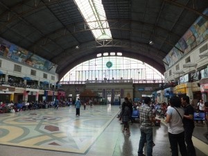 フアランポーン駅 二階で軽食が食べれる。