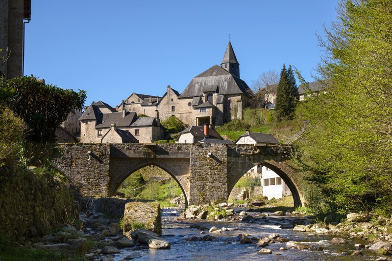 Eglise et vieux pont