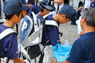 今日は特別に、おかしのつかみ取り大会をやりました。　　おかしが余ったら低学年生に分けようかな・・・と思っていたら、俺達にも！と中学生から抗議が出て、仕方なくやらせてみたところ・・・・