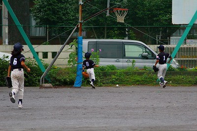 今日の試合で一番多かったシーンです。外野の選手達は大変でしたね。よくがんばりました。