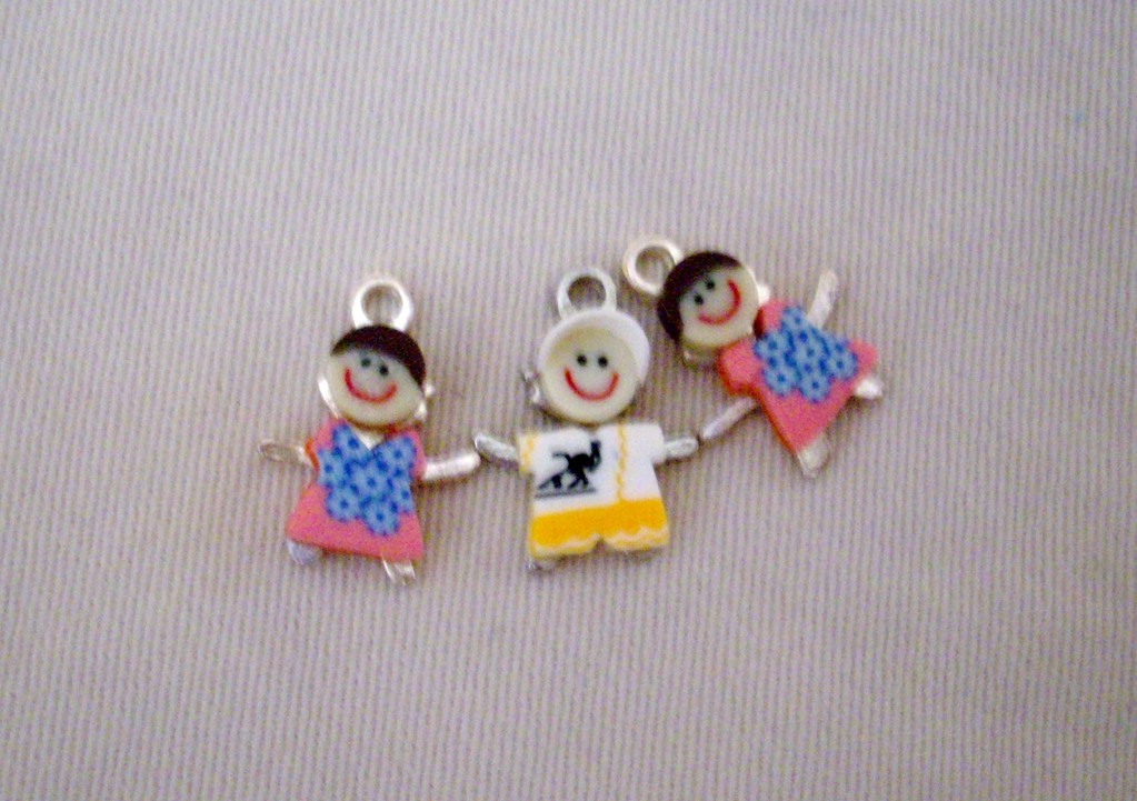 DOS NIÑAS Y UN NIÑO