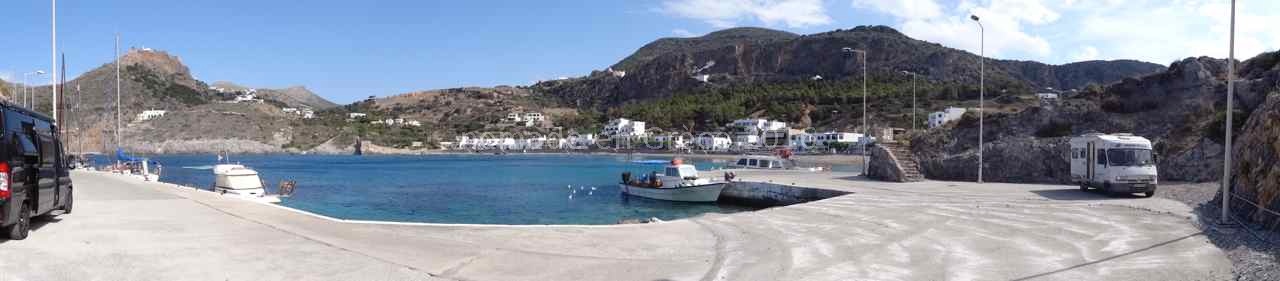 Port et plage de Kapsali.