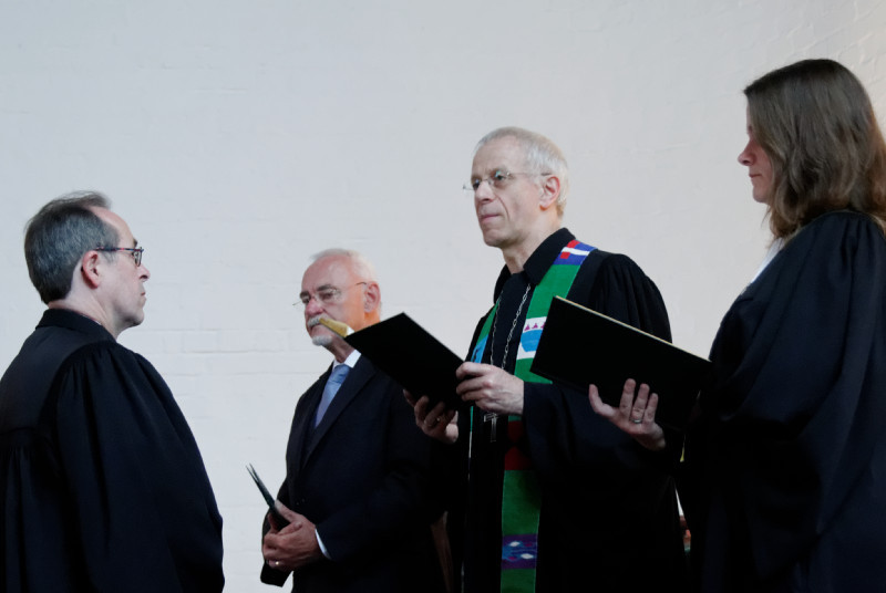 Lesungen und Segen für den neuen Dekan Hermann Köhler (v.l.n.r.) durch Helmut Orthwein, Probst Helmut Wöllenstein und Pfarrerin Evelyn Koch (Foto: Karl-Günter Balzer) 