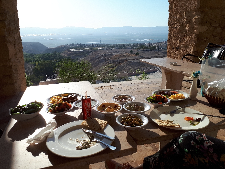 Essen auf "Normal Null" mit Blick ins Jordan Tal