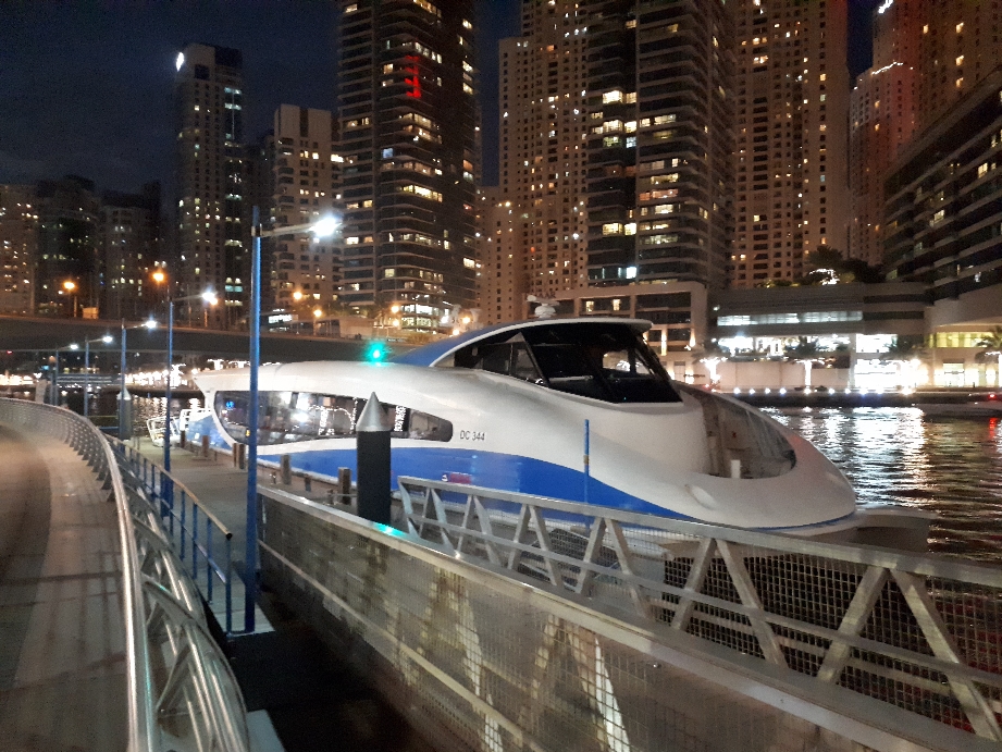 Fähre in der Dubai Marina