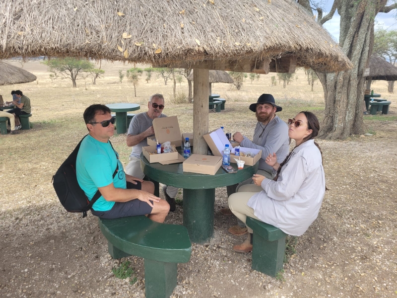 Lunch, der Hawaianer, der Holzfäller aus Kanada mit Frau