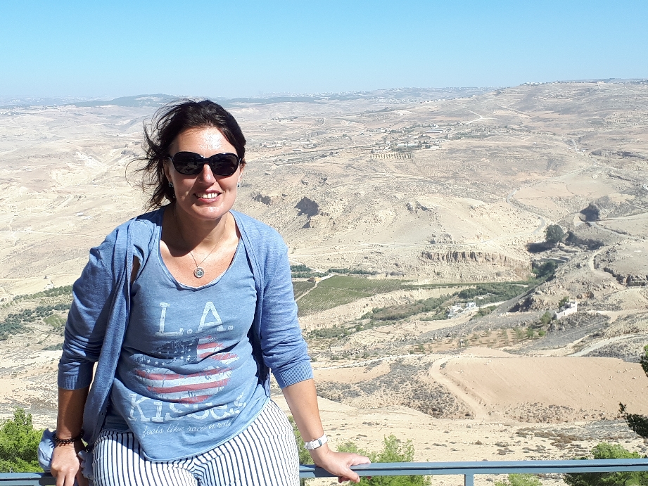 Eva vor der Mosesquelle auf dem Berg Nebo