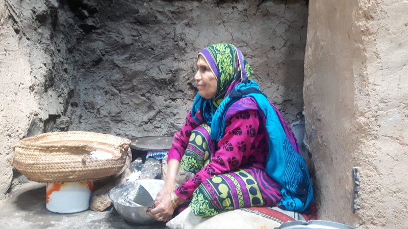 Brotbacken im Lehmhaus