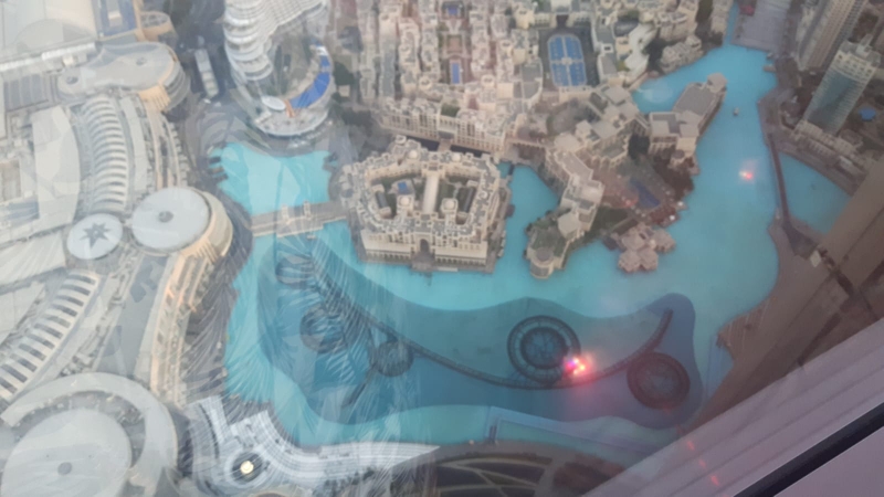 Links ein Teil der Dubai Mall und der grosse Teich mit der Fountain
