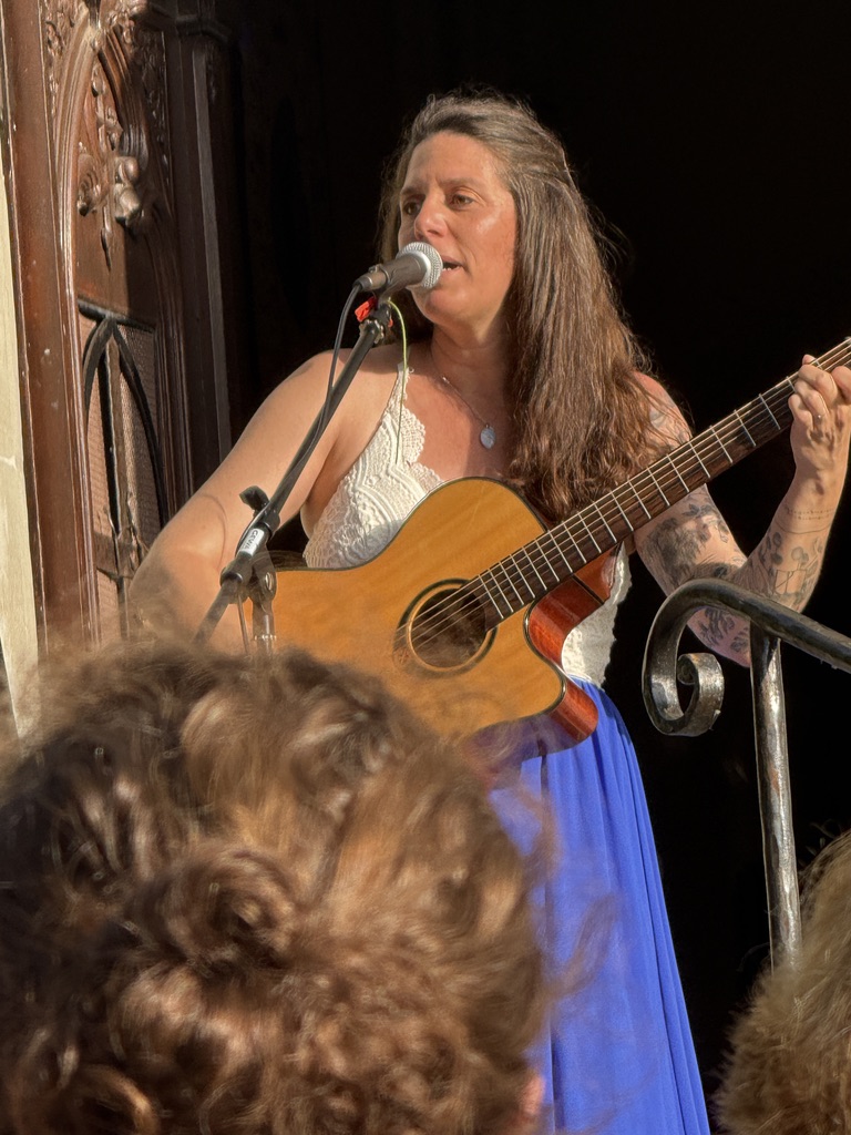Concert de LoR, auteure, compositeure, seule avec sa guitare